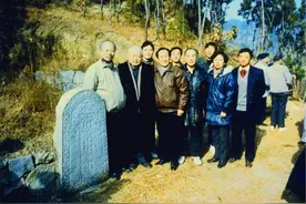 湖北英山特大发现，水沟边找到神秘石碑，韩国专家：根本不可能图片