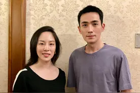 朱一龙投篮为高考生加油，不惧半筒袜挑人穿搭，谐音王有点心思图片