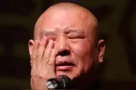 周群近照曝光，一人带仨娃从不晒老公，与郭德纲关系“浮出水面”图片