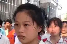 女生军训被蜜蜂爬嘴仍一动不动！教官最新回应，你怎么看？图片
