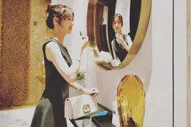 章泽天晒奢侈生活，戴近8万手镯美到惊艳，新开两家公司变女强人图片