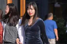街拍丨丝绒短裙清爽又高级图片