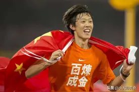 世界冠军沦为外卖员？张国伟冒雨就餐样子落魄，其实大家都被骗了图片