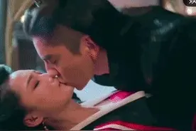 狼殿下肖战强吻李沁戏份太温柔，而王大陆拔罐式吻李沁就霸道多了图片