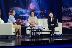 邓亚萍董明珠同框秀姐妹情，引主持人朱迅拍手叫好，被称强强联手图片