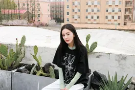 杨幂太会穿！黑色T恤叠穿奶油绿长袖T恤衫配白色牛仔裤，清新休闲图片
