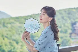 66岁赵雅芝晒美照，游客照都这么好看，网友：太羡慕了图片