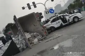 安徽蚌埠一警车与货车相撞，车内人员受伤，派出所已出警图片