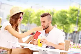 当你看到妈妈与别人有暧昧关系的时候，你该怎么处理？图片