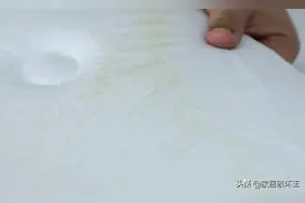 太臭了，如果你家用的是这样的床垫，你要注意了图片