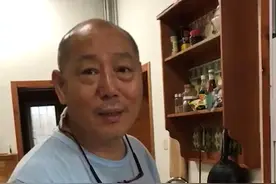 啥叫隐形富豪？李成儒现身包饺子，厨房简陋物品杂乱，低调有内涵图片