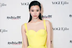 阔太奚梦瑶终于放飞自我，穿吊带黄裙配大背头，厌世脸高级又大气图片