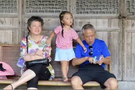 双方父母催生，二胎来了，奶奶和外婆苦不堪言，早知道不催了图片