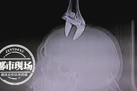 隔着屏幕都疼！8楼天降扳手，直接插入男子脑袋图片