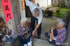 89岁奶奶满头白发，捡回一件衣服穿，却“送”给村民2000元图片