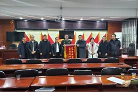 鼎力相助情似海，扶贫济困恩如山——贵州省从江县斗里镇向县人武部刘午宁赠送锦旗图片