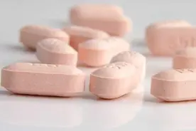 钙尔奇D和朗迪哪个副作用小？服用时需要注意什么？药师告诉您图片