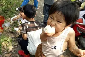 小朋友饿了，抓拍可爱的吃相图片