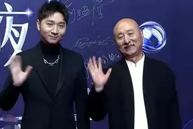陈佩斯罕见携子走红毯！儿子穿西装好精神，五官跟爸爸像复制粘贴图片