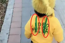 爸爸给女儿穿衣服穿反了，妈妈刚想训斥，女儿回头后却笑出了声图片
