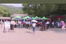 景区旅游从业人员引导文明旅游新风尚图片