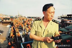 98年他是军区副司令，却仍奋战抗洪一线，生前问儿子：多大官叫大图片