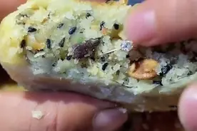 江苏一男子吃月饼被咯到牙，仔细一看高兴坏了：是一枚戒指图片