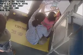 女童抚摸抗疫英雄微笑照片，“阿姨，让我亲亲你的脸！”图片