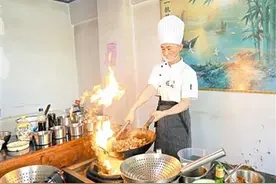 贵州33岁脑瘫小伙自食其力，靠做炒鸡养活全家，还资助贫困大学生图片