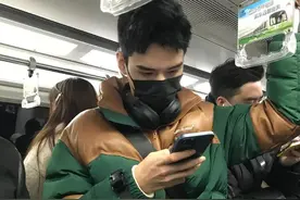百天登上顶流，谁能想到，四个月前的龚俊，还在赶地铁玩手机？图片