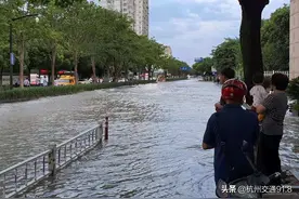 突发！杭州晚高峰路面有水管爆裂！积水严重图片