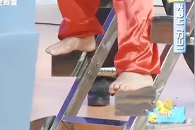 六旬大爷11岁开始习武 现场表演光脚踩菜刀 女子吓出双下巴视频封面