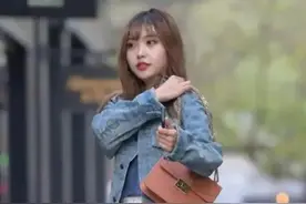 一个人逛街的小姐姐，这颜值超可爱图片