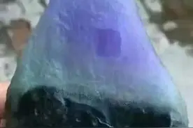仅花8百元买的原石，却开出罕见的紫罗兰！做成戒面让人垂涎欲滴图片