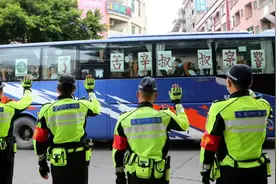 举标语、写感谢信、送糖果……暖心高考生花式“表白”交警图片