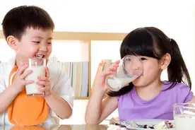 "从不喝牛奶"的孩子，和"每天喝牛奶"的孩子，有3点明显差异图片