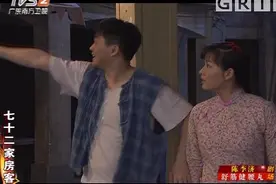 女子半夜和男友偷偷约会，街上一人都没有，两个人还玩得那么开心视频封面