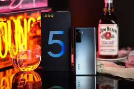 轻薄机身质感更出色 iQOO 5图赏图片