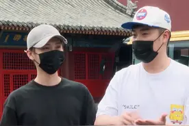 鹿晗陈赫剧组打工没有被认出，造型曝光后，网友：认出就怪了图片