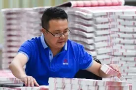 在印钞厂上班是啥体验，印钞工每月工资有多少？图片