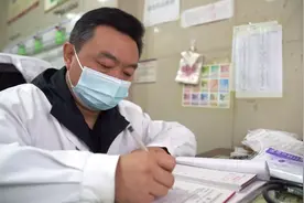 赞到爆！男子持刀当街对无辜女子行凶，危急时刻，他挥出正义的铁锹图片