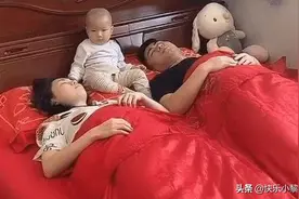 一家三口睡觉走红：爸爸鼾如雷，妈妈疯癫笑，宝宝脸茫然图片