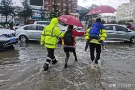 暴雨来袭 民警坚守岗位 他们是雨中最美“摆渡人”！图片
