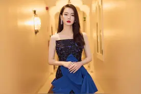 戚薇的干练风连体服穿搭，气场全开图片