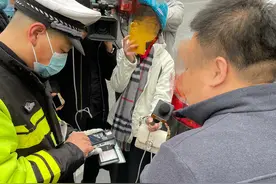 斑马线逆向骑行、占用公交车道……石家庄裕华交警查处多名违法者图片