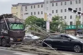 绿灯还剩下几秒时，到底过还是不过？新手极易做错引发追尾事故图片