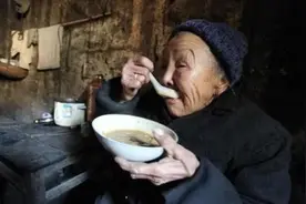 农村老人因为担心在女儿家过世不愿意到女儿家长期居住图片