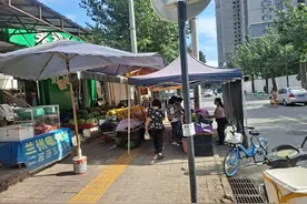 记者走访“六小行业”场所 有餐饮店没有健康证 小超市不知道创文要求图片