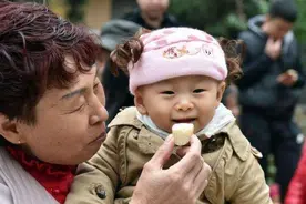 退休奶奶培养出5岁神童，育儿理念值得学习，还反对隔代教育吗？图片