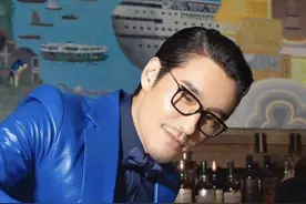 49岁胡兵变“油腻”大叔？穿西服发型贼“光滑”，看着好高级图片